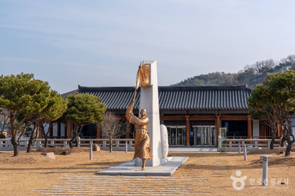 Gyeongbuk Independence Movement Memorial Hall & Naeap Village — Andong Woryeonggyo Bridge & Andong Lake