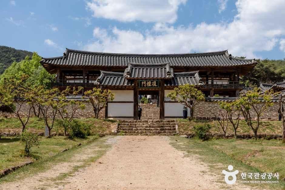 Byeongsan Seowon — Andong Hahoe Village & Byeongsan Seowon