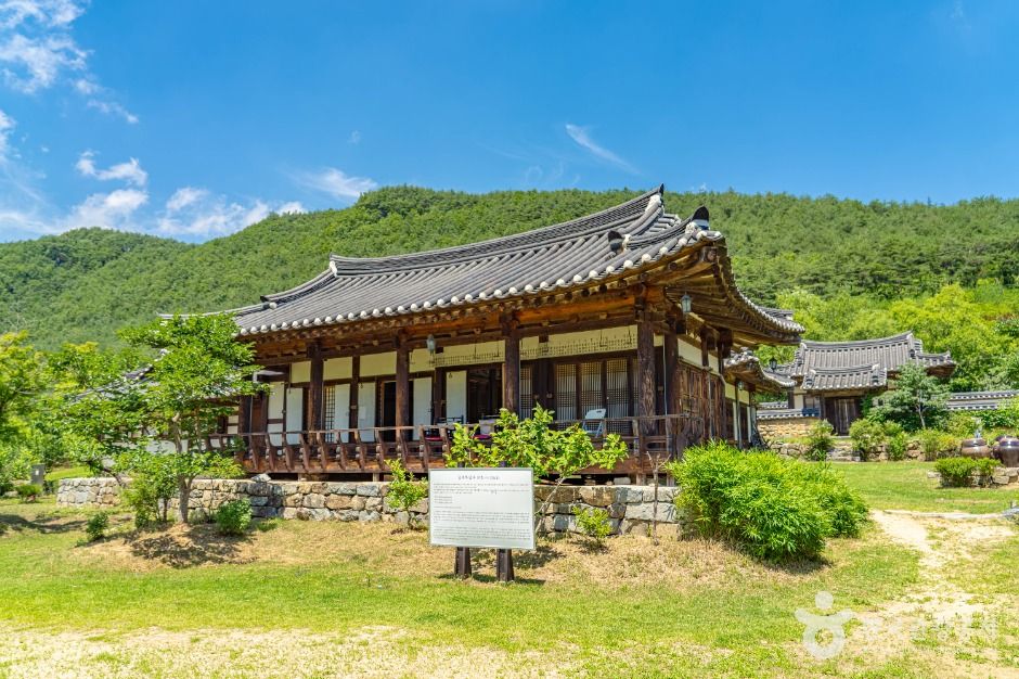 Nongam Jongtaek & Gasong-ri — Andong Dosan Seowon & Yekki Village