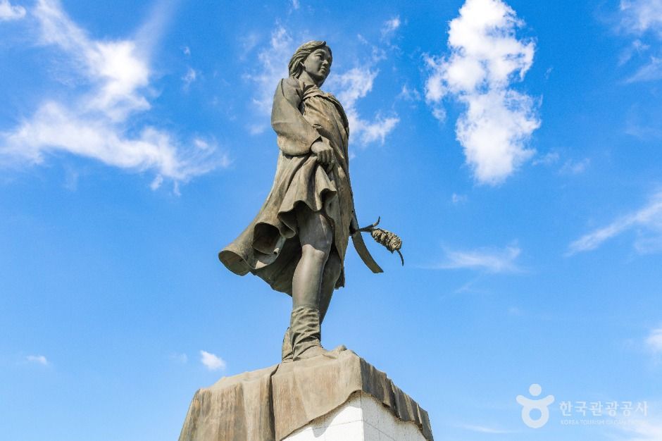 Soyanggang Maiden Statue — Chuncheon Soyanggang River & Geunhwa-dong