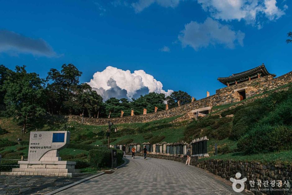 Gongsanseong Fortress — Gongju Gongsanseong & Jemincheon Old Town