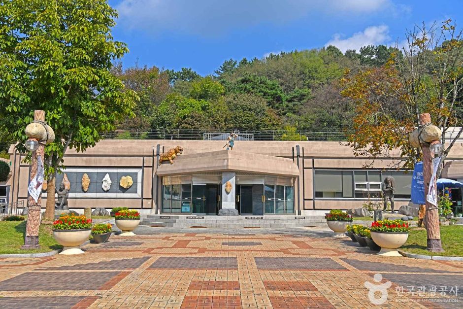 Seokjang-ri Museum — Gongju Geum River & Sinkwan-dong
