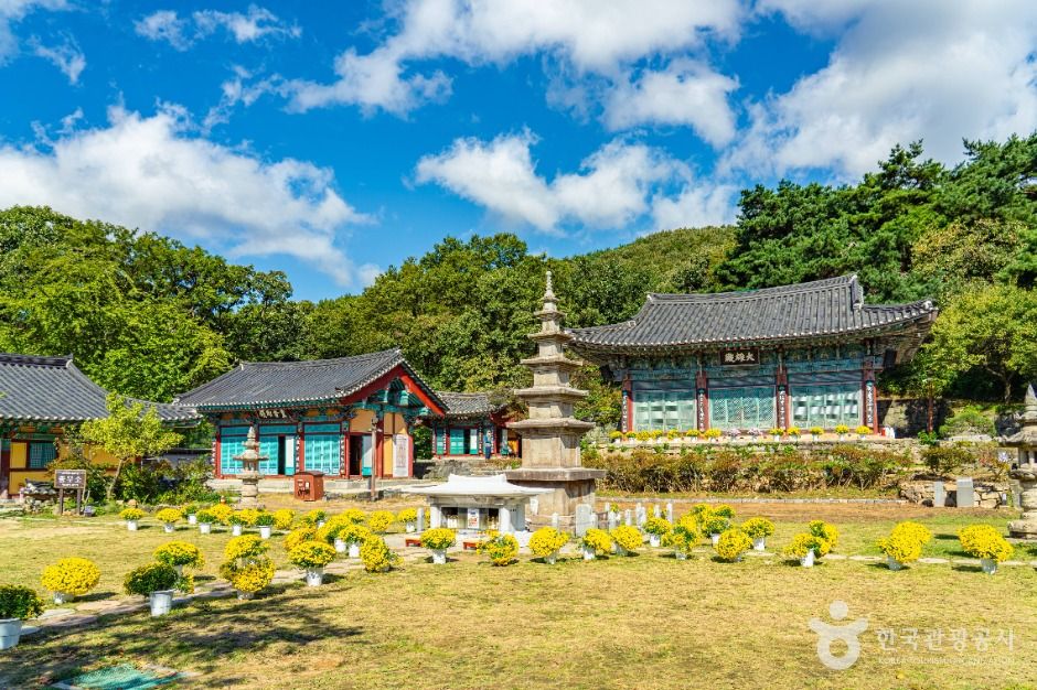 Sinwonsa Temple — Gongju Gyeryongsan: Gapsa & Donghaksa