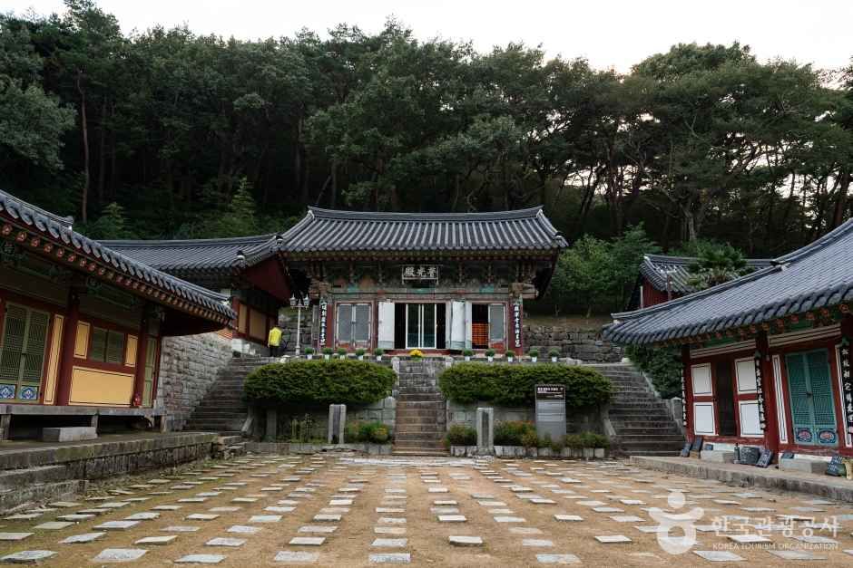 Yonghwasa Temple — Tongyeong Mireuk Island & Cable Car
