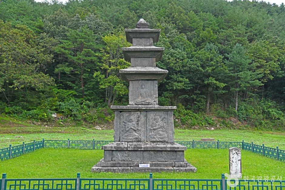 Jinjeonsa Temple Site Three-Story Pagoda — Yangyang Naksan & Mulchi