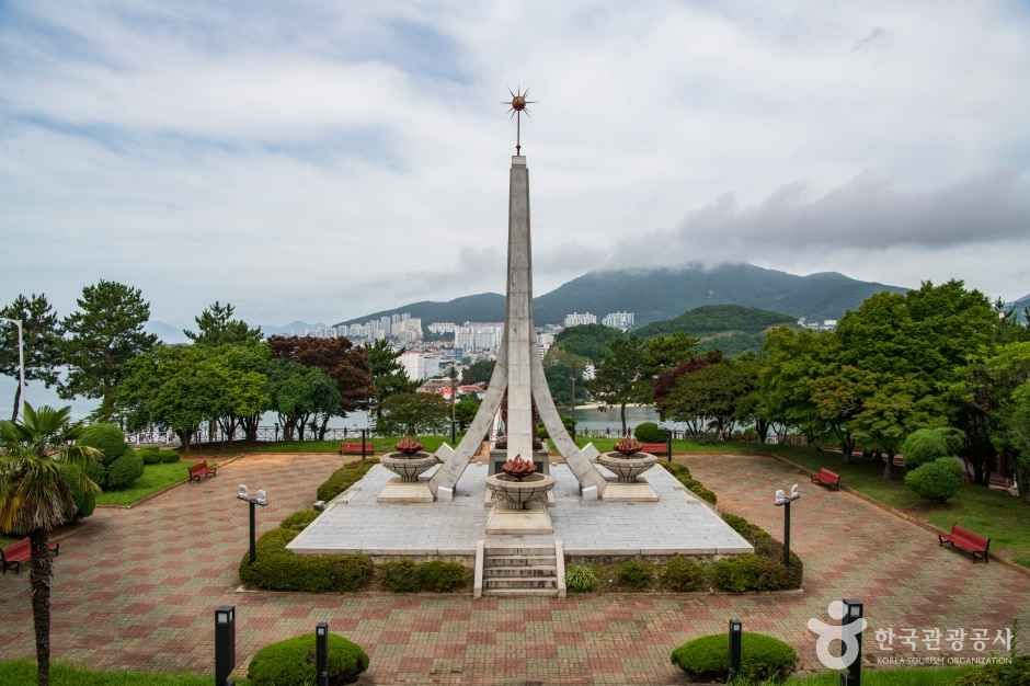 Dolsan Park and Dolsan Bridge Night View — Yeosu Dolsan Island & Hyangiram